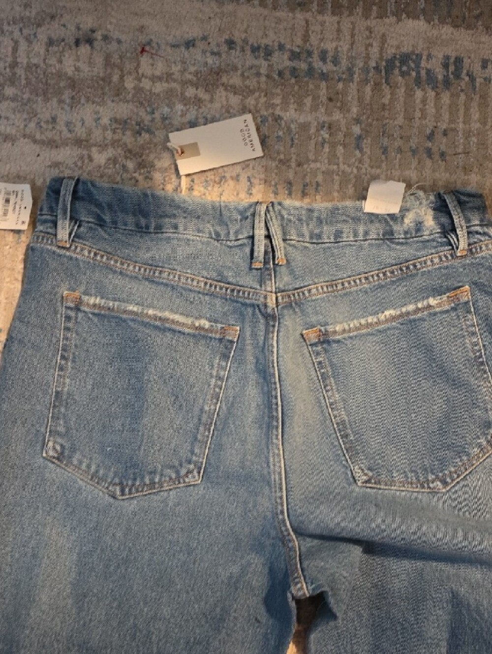 Good American Straight Jeans in Light Blue Denim - Picture 5 of 10